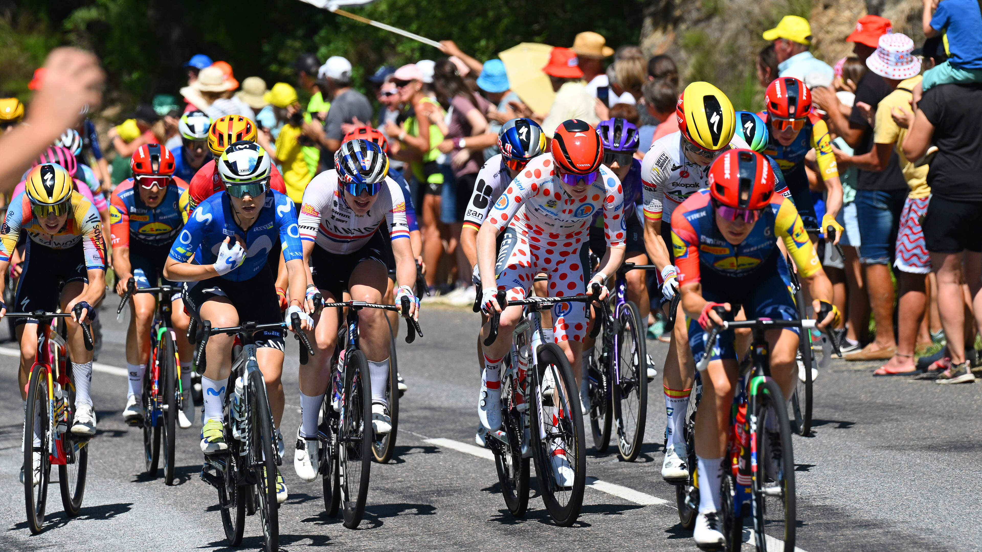 LIVE Tour de France Femmes | kopgroepje van twee, Puck Pieterse pakt weer bergpunten, gaat Demi Vollering in de aanval?